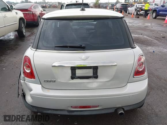 2012 MINI Hardtop z VIN WMWSU3C56CT539812, wystawiony jako IAAI lot #43268307 z przebiegiem 108 198 mil mil oraz . Historia ofert i sprzedaży dostępna na DreamBid. Obrazek 16.