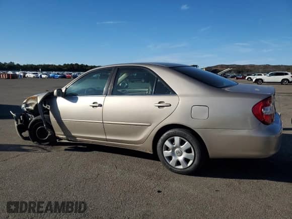 2002 Toyota Camry LE z VIN 4T1BE32K82U588621, wystawiony jako Copart lot #86985085 z przebiegiem 252 745 mil mil oraz Szkoda całkowita • Salvage title. Historia ofert i sprzedaży dostępna na DreamBid. Obrazek 2.