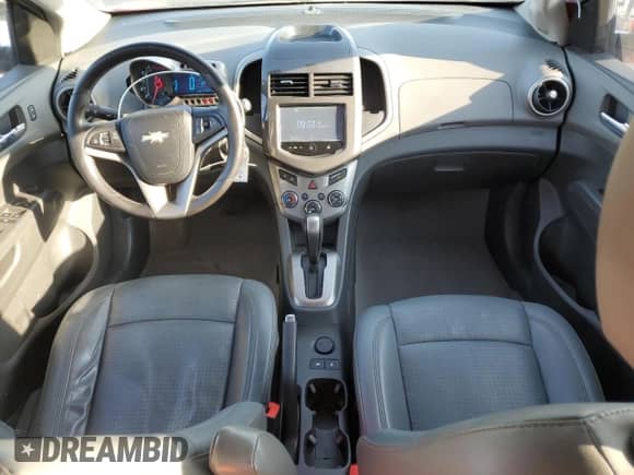 2015 Chevrolet Sonic LTZ z VIN 1G1JE5SB5F4122574, wystawiony jako Copart lot #72088945 z przebiegiem 143 933 mil mil oraz Czysty tytuł • Clean title. Historia ofert i sprzedaży dostępna na DreamBid. Obrazek 8.