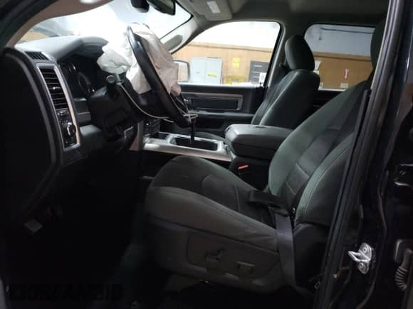 2019 Ram 1500 Big Horn z VIN 1C6RR7LT6KS569624, wystawiony jako Copart lot #65964565 z przebiegiem 144 673 mil mil oraz Czysty tytuł • Clean title. Historia ofert i sprzedaży dostępna na DreamBid. Obrazek 7.