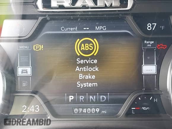 2019 Ram 1500 Big Horn z VIN 1C6RRFFG7KN702673, wystawiony jako IAAI lot #42300275 z przebiegiem 74 009 mil mil oraz . Historia ofert i sprzedaży dostępna na DreamBid. Obrazek 16.