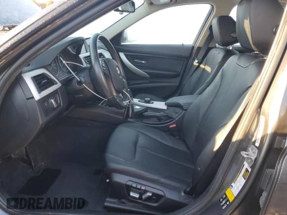 2016 BMW 3 Series 320i xDrive z VIN WBA8E5G51GNT40741, wystawiony jako Copart lot #89641135 z przebiegiem 105 501 mil mil oraz Szkoda całkowita • Salvage title. Historia ofert i sprzedaży dostępna na DreamBid. Obrazek 7.