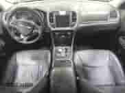 2015 Chrysler 300 Limited z VIN 2C3CCAAG8FH743696, wystawiony jako Copart lot #84967885 z przebiegiem 137 999 mil mil oraz Czysty tytuł • Clean title. Historia ofert i sprzedaży dostępna na DreamBid. Obrazek 8.