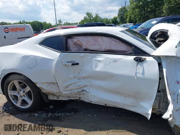 2017 Chevrolet Camaro 1LT z VIN 1G1FB1RS9H0200104, wystawiony jako IAAI lot #42524906 z przebiegiem Nie podano mil oraz . Historia ofert i sprzedaży dostępna na DreamBid. Obrazek 16.