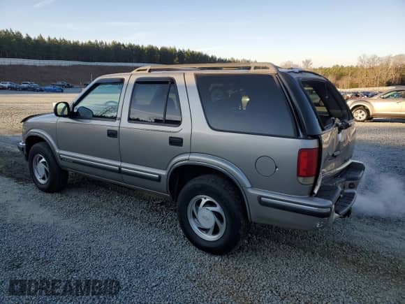 1998 Chevrolet Blazer LT z VIN 1GNDT13W2W2236765, wystawiony jako Copart lot #88902125 z przebiegiem 227 773 mil mil oraz Szkoda całkowita • Salvage title. Historia ofert i sprzedaży dostępna na DreamBid. Obrazek 2.