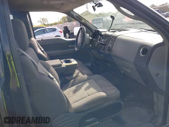 2006 Ford F-150 XLT z VIN 1FTVX14586NA83993, wystawiony jako IAAI lot #43345267 z przebiegiem 249 975 mil mil oraz . Historia ofert i sprzedaży dostępna na DreamBid. Obrazek 5.