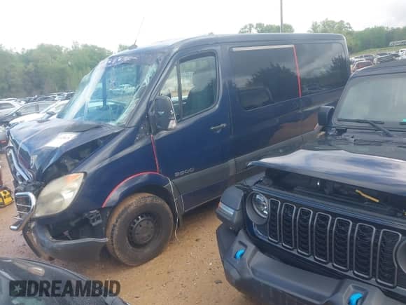 2008 Dodge Sprinter z VIN WDWPE745185308692, wystawiony jako IAAI lot #42020678 z przebiegiem 223 581 mil mil oraz . Historia ofert i sprzedaży dostępna na DreamBid. Obrazek 2.