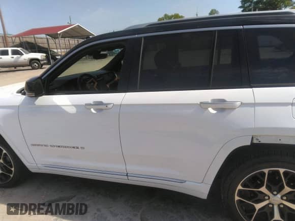 2022 Jeep Grand Cherokee Summit Reserve z VIN 1C4RJHEG8N8588988, wystawiony jako IAAI lot #42059989 z przebiegiem 51 699 mil mil oraz . Historia ofert i sprzedaży dostępna na DreamBid. Obrazek 14.