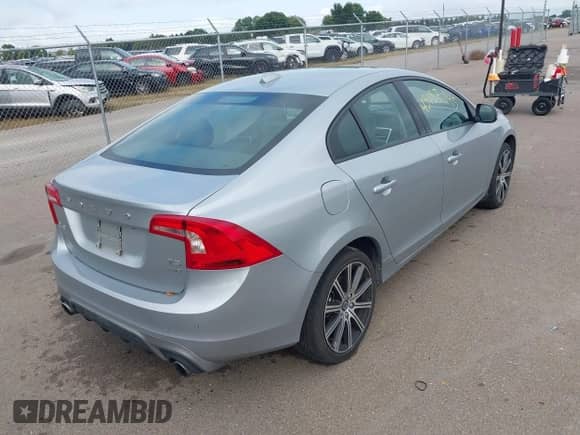 2017 Volvo S60 Dynamic с VIN YV140MTLXH2435391, выставлен на аукционе IAAI как лот 43187143 с пробегом 88 666 миль миль и . История ставок и продаж доступна на DreamBid. Изображение 4.