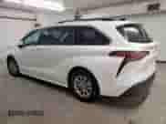 2021 Toyota Sienna LE z VIN 5TDKRKEC2MS035378, wystawiony jako Copart lot #83766535 z przebiegiem 33 172 mil mil oraz Czysty tytuł • Clean title. Historia ofert i sprzedaży dostępna na DreamBid. Obrazek 2.