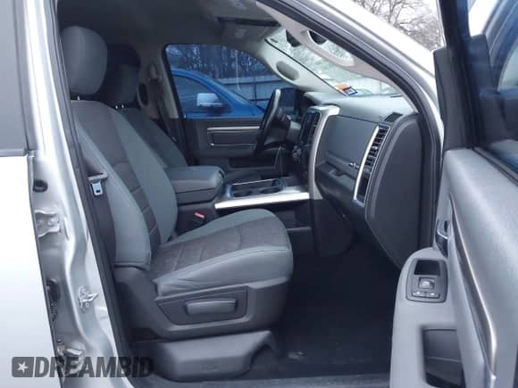 2016 Ram 1500 Big Horn z VIN 1C6RR6LG2GS394342, wystawiony jako IAAI lot #41608183 z przebiegiem 135 429 mil mil oraz . Historia ofert i sprzedaży dostępna na DreamBid. Obrazek 5.