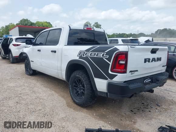 2025 Ram 1500 Rebel z VIN 1C6SRFLP9SN639467, wystawiony jako IAAI lot #42297603 z przebiegiem 2 996 mil mil oraz . Historia ofert i sprzedaży dostępna na DreamBid. Obrazek 3.