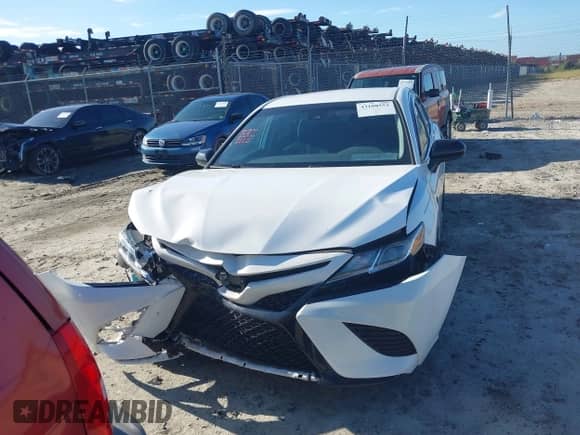2020 Toyota Camry SE z VIN 4T1G11AK1LU964407, wystawiony jako IAAI lot #43108552 z przebiegiem 68 960 mil mil oraz . Historia ofert i sprzedaży dostępna na DreamBid. Obrazek 12.