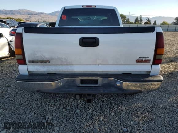 2001 GMC Sierra 1500 SLE z VIN 1GTEK19T01E336805, wystawiony jako Copart lot #82631185 z przebiegiem 223 096 mil mil oraz Szkoda całkowita • Salvage title. Historia ofert i sprzedaży dostępna na DreamBid. Obrazek 6.