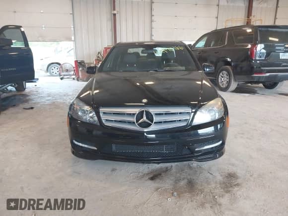 2011 Mercedes-Benz C 300 Sport z VIN WDDGF8BB8BF531723, wystawiony jako IAAI lot #42970166 z przebiegiem 137 077 mil mil oraz . Historia ofert i sprzedaży dostępna na DreamBid. Obrazek 12.