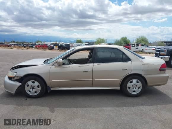 2001 Honda Accord EX z VIN 1HGCG16551A003412, wystawiony jako IAAI lot #43313856 z przebiegiem 277 413 mil mil oraz . Historia ofert i sprzedaży dostępna na DreamBid. Obrazek 14.