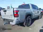 2024 Nissan Frontier SV z VIN 1N6ED1EJ2RN665075, wystawiony jako IAAI lot #42532965 z przebiegiem 8 992 mil mil oraz . Historia ofert i sprzedaży dostępna na DreamBid. Obrazek 4.