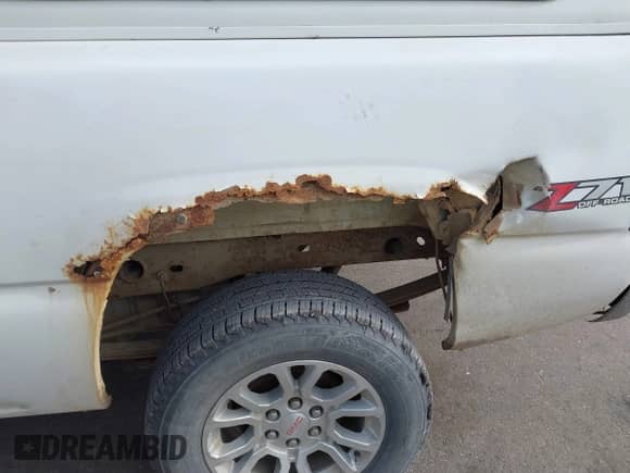 2006 GMC Sierra 1500 SLE1 with VIN 1GTEK19Z66Z266330, listed as a IAAI auction lot 41538475 with 201,201 mi miles and . Bid and sale history available at DreamBid. Image 14.