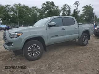2023 Toyota Tacoma SR z VIN 3TMCZ5AN9PM549343, wystawiony jako Copart lot #69418215 z przebiegiem 19 410 mil mil oraz Szkoda całkowita • Salvage title. Historia ofert i sprzedaży dostępna na DreamBid. Obrazek 1.