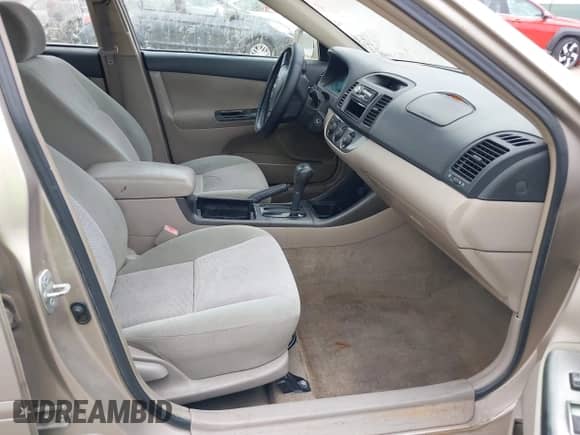 2002 Toyota Camry LE z VIN 4T1BE32K52U614799, wystawiony jako IAAI lot #42422888 z przebiegiem 192 893 mil mil oraz . Historia ofert i sprzedaży dostępna na DreamBid. Obrazek 5.