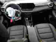 2025 Chevrolet TrailBlazer ACTIV z VIN KL79MSSL0SB018971, wystawiony jako Copart lot #81477975 z przebiegiem 14 477 mil mil oraz Szkoda całkowita • Salvage title. Historia ofert i sprzedaży dostępna na DreamBid. Obrazek 8.