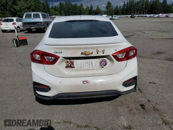 2017 Chevrolet Cruze LT z VIN 1G1BD5SMXH7168881, wystawiony jako Copart lot #68350605 z przebiegiem 76 139 mil mil oraz Szkoda całkowita • Salvage title. Historia ofert i sprzedaży dostępna na DreamBid. Obrazek 6.