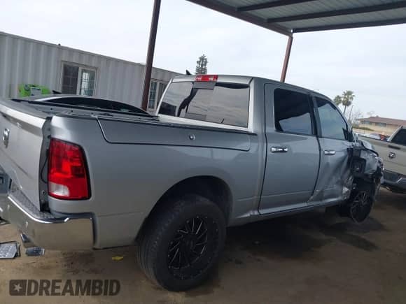 2017 Ram 1500 Big Horn z VIN 1C6RR6LT3HS582981, wystawiony jako IAAI lot #41682102 z przebiegiem 125 538 mil mil oraz . Historia ofert i sprzedaży dostępna na DreamBid. Obrazek 14.