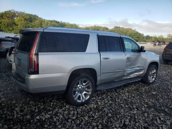 2019 Cadillac Escalade ESV Luxury with VIN 1GYS4HKJ8KR308303, listed as a Copart auction lot 81151005 with 130,520 mi miles and Salvage title. Bid and sale history available at DreamBid. Image 3.