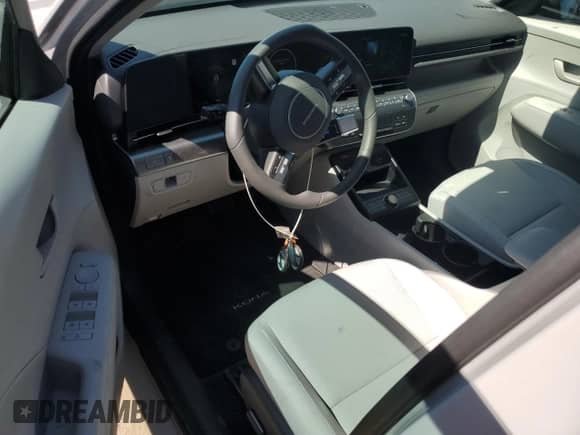 2025 Hyundai Kona SEL с VIN KM8HC3A60SU018407, выставлен на аукционе Copart как лот 60463595 с пробегом 3 671 миль миль и Списание • Salvage title. История ставок и продаж доступна на DreamBid. Изображение 8.