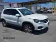 2017 Volkswagen Tiguan Wolfsburg Edition z VIN WVGRV7AX4HW502964, wystawiony jako IAAI lot #42538054 z przebiegiem 104 530 mil mil oraz . Historia ofert i sprzedaży dostępna na DreamBid. Obrazek 1.