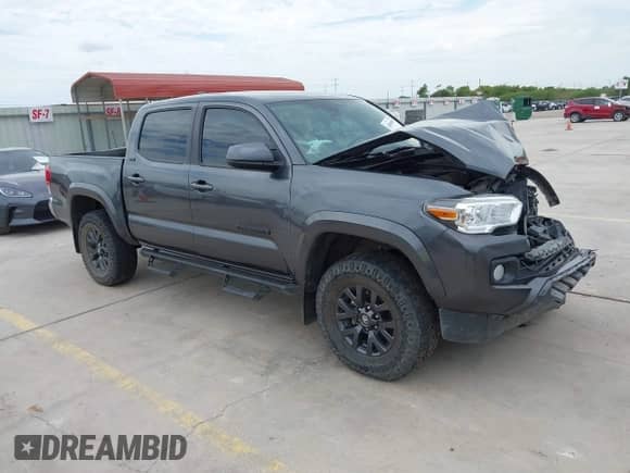 2023 Toyota Tacoma SR5 z VIN 3TMAZ5CN0PM200298, wystawiony jako IAAI lot #42880608 z przebiegiem 73 069 mil mil oraz . Historia ofert i sprzedaży dostępna na DreamBid. Obrazek 1.