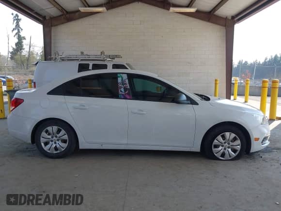 2016 Chevrolet Cruze LS z VIN 1G1PC5SH1G7221655, wystawiony jako IAAI lot #43140380 z przebiegiem 129 315 mil mil oraz . Historia ofert i sprzedaży dostępna na DreamBid. Obrazek 13.