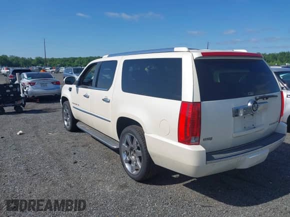 2009 Cadillac Escalade ESV with VIN 1GYFK26269R263525, listed as a IAAI auction lot 42274557 with 135,140 mi miles and . Bid and sale history available at DreamBid. Image 3.