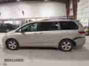 2017 Toyota Sienna LE Auto Access Seat z VIN 5TDKZ3DC3HS842392, wystawiony jako IAAI lot #43164475 z przebiegiem 98 530 mil mil oraz . Historia ofert i sprzedaży dostępna na DreamBid. Obrazek 14.