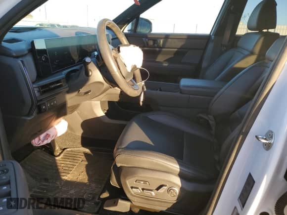 2024 Hyundai Santa Fe Calligraphy с VIN 5NMP5DGL5RH008308, выставлен на аукционе Copart как лот 84832604 с пробегом 18 400 миль миль и Списание • Salvage title. История ставок и продаж доступна на DreamBid. Изображение 7.