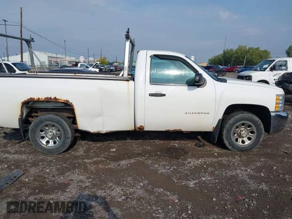 2013 Chevrolet Silverado 1500 Work Truck z VIN 1GCNCPEX3DZ394414, wystawiony jako IAAI lot #43277557 z przebiegiem 155 084 mil mil oraz . Historia ofert i sprzedaży dostępna na DreamBid. Obrazek 13.