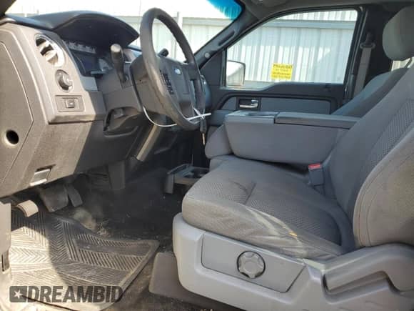 2012 Ford F-150 XL z VIN 1FTFX1EF6CFC04649, wystawiony jako Copart lot #83961305 z przebiegiem 250 597 mil mil oraz Czysty tytuł • Clean title. Historia ofert i sprzedaży dostępna na DreamBid. Obrazek 7.