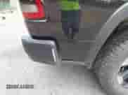 2019 Ram 1500 Rebel z VIN 1C6SRFET2KN705108, wystawiony jako IAAI lot #43163417 z przebiegiem 110 932 mil mil oraz . Historia ofert i sprzedaży dostępna na DreamBid. Obrazek 20.