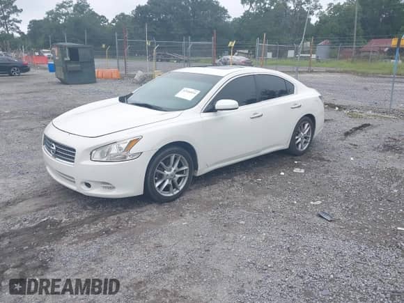 2013 Nissan Maxima SV z VIN 1N4AA5AP0DC800303, wystawiony jako IAAI lot #42946834 z przebiegiem 170 527 mil mil oraz . Historia ofert i sprzedaży dostępna na DreamBid. Obrazek 2.