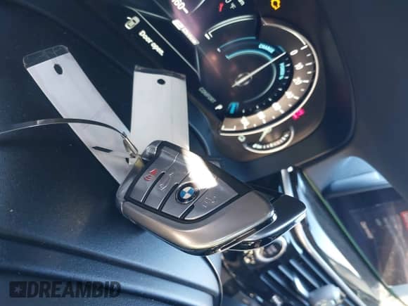 2019 BMW 5 Series 530e xDrive z VIN WBAJB1C58KB375764, wystawiony jako IAAI lot #40611361 z przebiegiem 45 895 mil mil oraz . Historia ofert i sprzedaży dostępna na DreamBid. Obrazek 11.