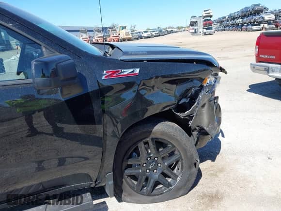 2022 Chevrolet Silverado 1500 RST z VIN 3GCUDEET8NG680920, wystawiony jako IAAI lot #41595611 z przebiegiem 43 457 mil mil oraz . Historia ofert i sprzedaży dostępna na DreamBid. Obrazek 6.
