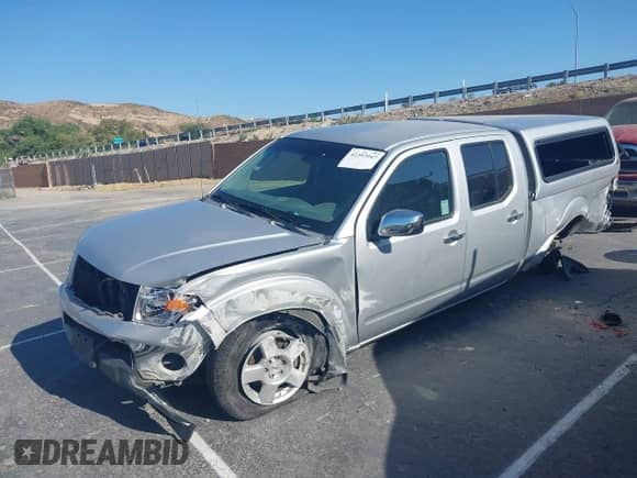 2008 Nissan Frontier SE z VIN 1N6AD09U68C425017, wystawiony jako IAAI lot #42393947 z przebiegiem Nie podano mil oraz . Historia ofert i sprzedaży dostępna na DreamBid. Obrazek 2.