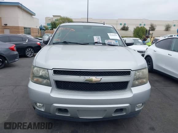 2010 Chevrolet Suburban LT z VIN 1GNUCJE03AR238548, wystawiony jako IAAI lot #42104596 z przebiegiem 153 959 mil mil oraz . Historia ofert i sprzedaży dostępna na DreamBid. Obrazek 12.