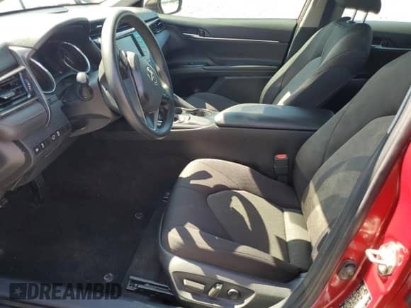 2020 Toyota Camry LE z VIN 4T1C11AKXLU910439, wystawiony jako Copart lot #69905845 z przebiegiem Nie podano mil oraz Szkoda całkowita • Salvage title. Historia ofert i sprzedaży dostępna na DreamBid. Obrazek 7.