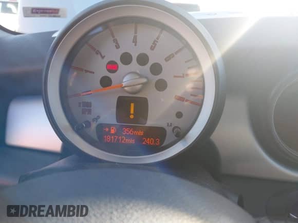 2009 MINI Hardtop z VIN WMWMF33569TU72673, wystawiony jako IAAI lot #43517238 z przebiegiem 181 712 mil mil oraz . Historia ofert i sprzedaży dostępna na DreamBid. Obrazek 7.