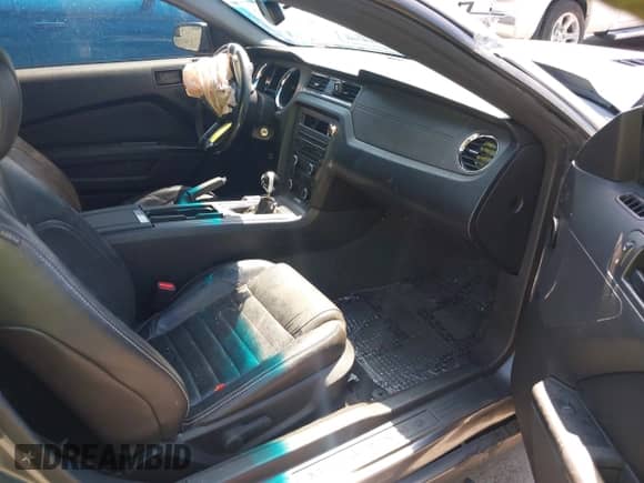 2014 Ford Mustang GT z VIN 1ZVBP8CF7E5310141, wystawiony jako IAAI lot #42610122 z przebiegiem 126 444 mil mil oraz . Historia ofert i sprzedaży dostępna na DreamBid. Obrazek 5.