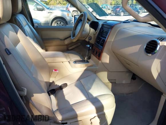 2006 Ford Explorer Eddie Bauer z VIN 1FMEU74E16UB32254, wystawiony jako IAAI lot #43409724 z przebiegiem 261 607 mil mil oraz . Historia ofert i sprzedaży dostępna na DreamBid. Obrazek 5.