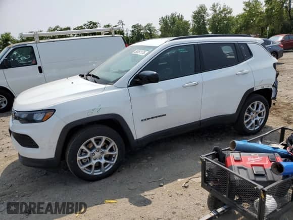 2024 Jeep Compass Latitude Lux с VIN 3C4NJDFN5RT150215, выставлен на аукционе Copart как лот 59351175 с пробегом 11 295 миль миль и Списание • Salvage title. История ставок и продаж доступна на DreamBid. Изображение 1.