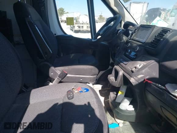 2023 Ram ProMaster Cargo z VIN 3C6LRVVG4PE584448, wystawiony jako IAAI lot #41582170 z przebiegiem 87 666 mil mil oraz . Historia ofert i sprzedaży dostępna na DreamBid. Obrazek 2.