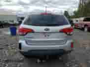 2014 Kia Sorento LX z VIN 5XYKT4A60EG489866, wystawiony jako Copart lot #85171015 z przebiegiem 153 148 mil mil oraz Szkoda całkowita • Salvage title. Historia ofert i sprzedaży dostępna na DreamBid. Obrazek 6.